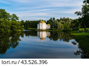 Evening panorama on the large pond of Catherine Park with the Turkish bath. Tsarskoe Selo, Pushkin, St. Petersburg, Russia. (2024 год). Стоковое фото, фотограф Михаил Аккуратoв / Фотобанк Лори
