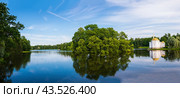 Evening panorama on the large pond of Catherine Park with the Turkish bath. Tsarskoe Selo, Pushkin, St. Petersburg, Russia. (2024 год). Стоковое фото, фотограф Михаил Аккуратoв / Фотобанк Лори