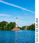 PUSHKIN, ST.PETERSBURG, RUSSIA - JULY 13, 2024: Landscape on the lake in Catherine Park with the Chesme Column. Редакционное фото, фотограф Михаил Аккуратoв / Фотобанк Лори