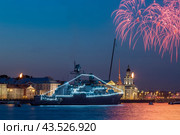 Санкт-Петербург День ВМФ.  Военный корабли в акватории Невы. Сторожевой корабль «Неустрашимый» на фоне салюта. Бортовой номер 772 (2023 год). Редакционное фото, фотограф Литвяк Игорь / Фотобанк Лори