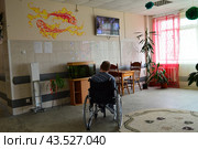 Инвалид интерната смотрит телевизор (2024 год). Редакционное фото, фотограф Лебедев Евгений / Фотобанк Лори