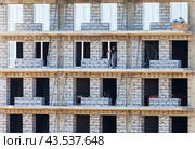Housing construction. Workers install plastic windows in an apartment building under construction. Стоковое фото, фотограф Виктория Катьянова / Фотобанк Лори