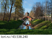 Cross bridge (Krestovy bridge) in the Alexander Park of Tsarskoye Selo on a sunny spring day, Pushkin, St. Petersburg, Russia. Стоковое фото, фотограф Ula Ulachka / Фотобанк Лори