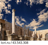 Roman Theatre in Amman, Jordan -- theatre was built the reign of Antonius Pius (138-161 CE), the large and steeply raked structure could seat about 6000 people. Against the sky with clouds (2016 год). Стоковое фото, фотограф Владимир Журавлев / Фотобанк Лори