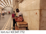 Мужчина на станции метро Электрозаводская московского метро (2024 год). Редакционное фото, фотограф Дмитрий Неумоин / Фотобанк Лори