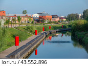 Пешеходная зона на набережной реки Упа, Тула (2024 год). Редакционное фото, фотограф Анна Карасева / Фотобанк Лори