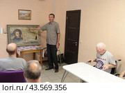 Художник Владимир Полтавский рассказывает о своей картине  "Пушкин" пожилым людям (2024 год). Редакционное фото, фотограф Дмитрий Неумоин / Фотобанк Лори