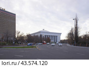 Дворец международных форумов Узбекистан на площади Амира Тимура в центре Ташкента. Осенний день. (2023 год). Редакционное фото, фотограф Александр Кузнецов / Фотобанк Лори