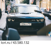 Черный muscle car Dodge Challenger на улице города (2024 год). Редакционное фото, фотограф Константин Григорьев / Фотобанк Лори