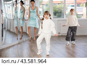 Preteen girl rehearsing funny Charlie Chaplin walk in choreography studio. Стоковое фото, фотограф Яков Филимонов / Фотобанк Лори