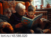 Бабушка читает внуку детскую книгу. Стоковое AI-изображение, AI-художник Щеголева Ольга / Фотобанк Лори