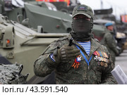Москва военный в орденах на выставке подбитой военной техники во время проведения СВО на Украине (2024 год). Редакционное фото, фотограф Дмитрий Неумоин / Фотобанк Лори