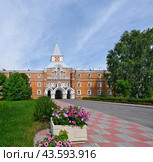 Санкт-Петербург, Троице-Сергиева Приморская пустынь. Братский корпус с Надвратной церковью св. Саввы Стратилата на фоне синего неба. Архитектор Горностаев. Стоковое фото, фотограф Елена  Попкова / Фотобанк Лори