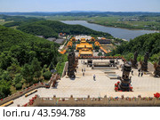 Zhengjue Temple in Liu Ding Shan,  город Дунхуа, провинция Цзилинь, Китай (2024 год). Редакционное фото, фотограф Римма Тельнова / Фотобанк Лори