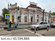 Старинное здание аптеки. Город Иркутск. Улица Дзержинского, дом 34 (2024 год). Редакционное фото, фотограф Александр Тараканов / Фотобанк Лори