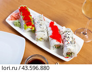 Urumaki roll with salmon avocado pepino and tobiko. Стоковое фото, фотограф Яков Филимонов / Фотобанк Лори