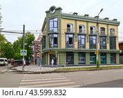 Город Иркутск. Ресторан "Мидийное место" (Бывший дом Дубровского). Улица Дзержинского, дом 44А (2024 год). Редакционное фото, фотограф Александр Тараканов / Фотобанк Лори