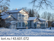 Старинный дом промышленника С.И. Мамонтова в усадьбе Абрамцево. Московская область (2024 год). Редакционное фото, фотограф Анна Карасева / Фотобанк Лори