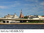 Набережная, эстакада и древний город. Казань, Татарстан, Россия (2024 год). Стоковое фото, фотограф Вадим Хомяков / Фотобанк Лори