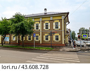 Город Иркутск. Чайхона "Ок-Сарой". Улица Дзержинского, дом 42 (Бывший дом с лавкой Петрова) (2024 год). Редакционное фото, фотограф Александр Тараканов / Фотобанк Лори