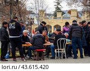 Коллективная игра в нарды, площадь у Нарзанной галереи, город Кисловодск (2023 год). Редакционное фото, фотограф Вячеслав Палес / Фотобанк Лори
