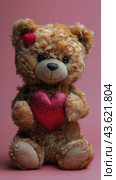 Bear Holding Red Heart on Pink Blanket. Стоковое AI-изображение, AI-художник Юлия Гапеенко / Фотобанк Лори