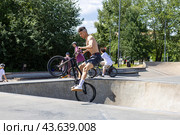 Скейтпарк. Трюки на BMX (2024 год). Редакционное фото, фотограф Андрей Иванов / Фотобанк Лори