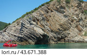 Canj Montenegro 07.21.24 Flysch is a series of marine sedimentary rocks that are predominantly clastic in origin and are characterized by the alternation of several lithological layers. Adriatic boats (2024 год). Редакционное видео, видеограф Юлия Петровская / Фотобанк Лори
