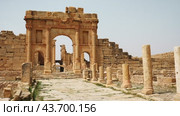Arch of Antoninus Pius in Roman ancient city Sufetula in Sbeitla, Tunisia. Стоковое видео, видеограф Яков Филимонов / Фотобанк Лори