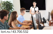 Young female speaker holds mobile phone in hands and explains to listeners of computer courses. Стоковое видео, видеограф Яков Филимонов / Фотобанк Лори