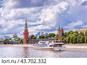 Прогулочный кораблик Рэдиссон и Кремль и красный автобус, Москва-река, Москва (2024 год). Редакционное фото, фотограф Baturina Yuliya / Фотобанк Лори