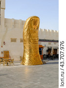 Старый рынок Сук Вакиф  (Souq Waqif)  Доха, Катар. Арт обьект золотой палец. (2024 год). Редакционное фото, фотограф Ольга Коркина / Фотобанк Лори