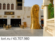 Старый рынок Сук Вакиф  (Souq Waqif)  Доха, Катар. Арт обьект золотой палец. (2024 год). Редакционное фото, фотограф Ольга Коркина / Фотобанк Лори