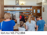 Полки с пирожками. Пирожковая «Хозяюшка», работающая с 1956 года и в которой поддерживают атмосферу советских времён. Город Санкт-Петербург (2024 год). Редакционное фото, фотограф Румянцева Наталия / Фотобанк Лори