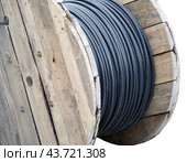 Деревянная катушка для кабеля на белом фоне. Wooden cable coil isolated on white background. Стоковое фото, фотограф Татьяна Д / Фотобанк Лори