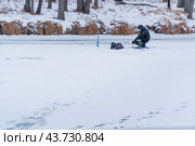 Fisherman catches a fish on winter fishing. Стоковое фото, фотограф Александр Прошкин / Фотобанк Лори