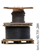 Деревянная катушка для кабеля на белом фоне. Wooden cable coil isolated on white background. Стоковое фото, фотограф Татьяна Д / Фотобанк Лори