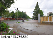 Улица Сонгдо в центре города Кэсон, КНДР. Пасмурный летний день. (2024 год). Редакционное фото, фотограф Александр Кузнецов / Фотобанк Лори