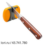 Точило и нож на белом фоне. A sharpener and a knife on a white background. Стоковое фото, фотограф Татьяна Д / Фотобанк Лори