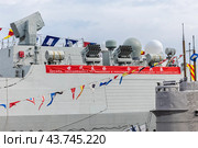 Транспарант на борту китайского военного корабля прибывшего на парад ВМС России в Санкт-Петербург (2024 год). Редакционное фото, фотограф Юрий Шурчков / Фотобанк Лори