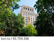 Дом преподавателей МГУ. Ломоносовский проспект, дом 14. Москва (2024 год). Редакционное фото, фотограф E. O. / Фотобанк Лори