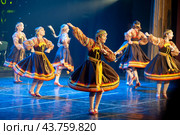 Детский хореографический ансамбль "Кружева" выступает на сцене. ДШИ "Гармония". Тюмень. Стоковое фото, фотограф Сергей Буторин / Фотобанк Лори
