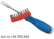 Отвертка с насадками разных типов на белом фоне. Screwdriver with different tips isolated on white background. Стоковое фото, фотограф Татьяна Д / Фотобанк Лори