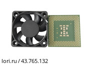 Современный микропроцессор и вентилятор на белом фоне. Modern CPU and fan on white background. Стоковое фото, фотограф Татьяна Д / Фотобанк Лори