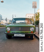Retro car VAZ-2101 on city street (2024 год). Редакционное фото, фотограф Константин Григорьев / Фотобанк Лори