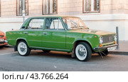 Retro car VAZ-2101 on city street (2024 год). Редакционное фото, фотограф Константин Григорьев / Фотобанк Лори