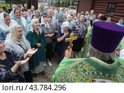 Крестный ход в престольный праздник Серафимовского храма Балашихи (2024 год). Редакционное фото, фотограф Дмитрий Неумоин / Фотобанк Лори