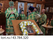 Епископ Балашинский и Орехово-Зуевский Николай в престольный праздник Серафимовского храма Балашихи (2024 год). Редакционное фото, фотограф Дмитрий Неумоин / Фотобанк Лори