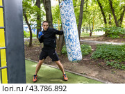 Боец ММА тренируется в парке (2024 год). Редакционное фото, фотограф Андрей Иванов / Фотобанк Лори
