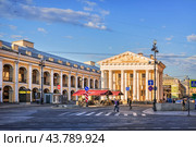 Портик Перинной линии, Невский проспект, Санкт-Петербург (2018 год). Редакционное фото, фотограф Baturina Yuliya / Фотобанк Лори